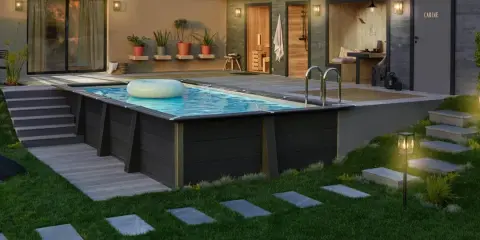 Piscina fuori terra con bordo in legno scuro, ideale per idee piscine fai da te. Un anello gonfiabile galleggia sull'acqua.