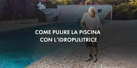 Uomo pulisce con idropulitrice il bordo di una piscina fuori terra.