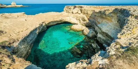 Splendide piscine naturali Sicilia, con acqua cristallina che invita al relax tra le rocce dorate.