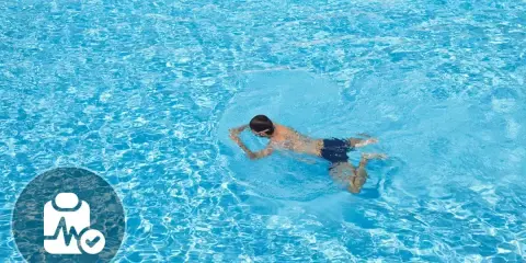 Ragazzo nuota a rana in piscina. Icona medica suggerisce nuoto a rana controindicazioni.