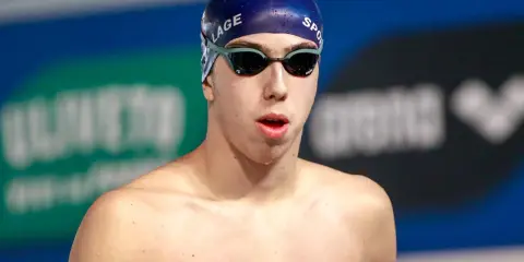 Nuotatore Alessandro Ragaini con cuffia e occhialini, pronto a gareggiare.