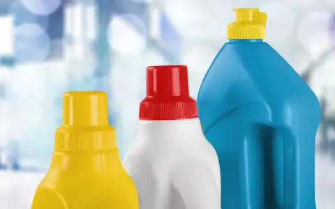 Tre flaconi di detergenti, uno giallo, uno bianco con tappo rosso e uno blu, pronti per la pulizia, forse anche per la candeggina in piscina.