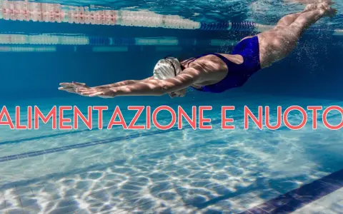 Nuotatrice in azione in piscina. Scopri cosa mangiare prima di andare in piscina per un'ottima performance.