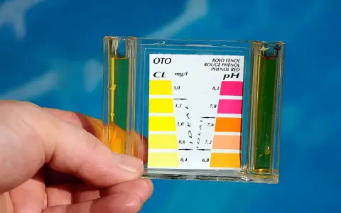 Test kit per misurare cloro e pH, essenziali per l'alcalinità piscina.