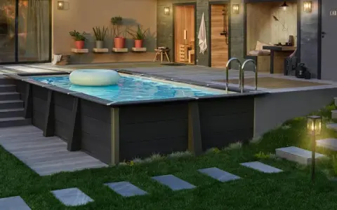 Piscina fuori terra con bordo in legno scuro, ideale per idee piscine fai da te. Un anello gonfiabile galleggia sull'acqua.
