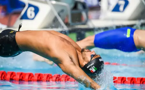 Nuotatore italiano in azione, immersione perfetta in gara. Settecolli nuoto, un tuffo che promette velocità.