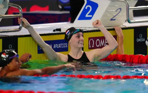 La nuotatrice Caterina Santambrogio esulta dopo una gara, con il braccio alzato e un sorriso sul volto.