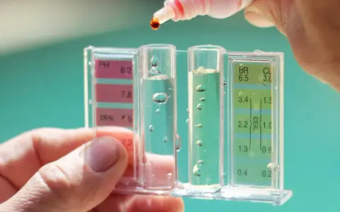 Test kit per misurare il pH e il cloro dell'acqua, per garantire la ph acqua migliore.