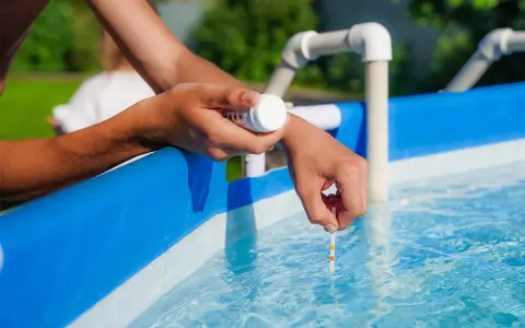 Controllo il livello di cloro nella piscina. Sembra esserci troppo cloro in piscina, la striscia reagisce intensamente.