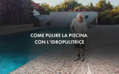 Uomo pulisce con idropulitrice il bordo di una piscina fuori terra.