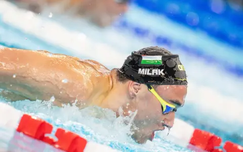 Kristof Milak, nuotatore ungherese, in azione con la sua cuffia e occhialini, mentre solca l'acqua con forza.