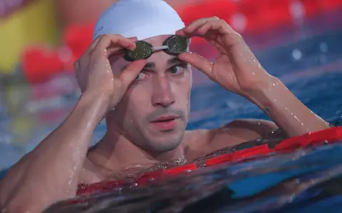 Fabio Scozzoli si sistema gli occhialini prima di una gara, concentrato e pronto a dare il massimo in acqua.