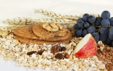 Biscotti integrali, avena, uva e mela: un mix perfetto per capire quanto tempo prima fare colazione prima di allenarsi.