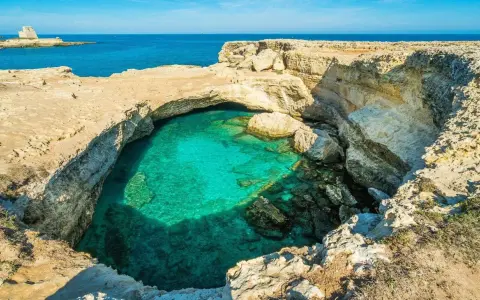 Splendide piscine naturali Sicilia, con acqua cristallina che invita al relax tra le rocce dorate.