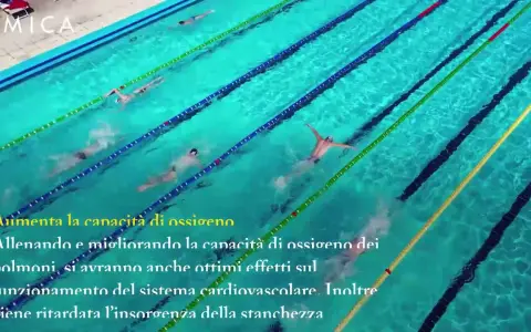 Nuotatori in piscina, allenamento che migliora la capacità polmonare e cardiovascolare, ritardando la stanchezza e contrastando la cellulite.