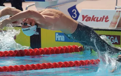 Paul Biedermann in gara, immerso nell'acqua con braccia protese.