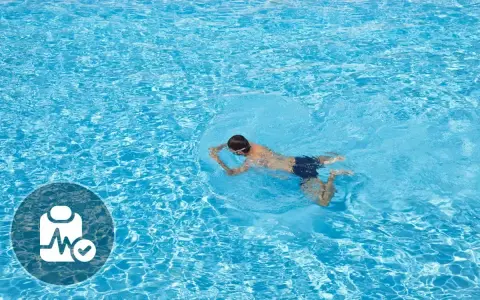 Ragazzo nuota a rana in piscina. Icona medica suggerisce nuoto a rana controindicazioni.