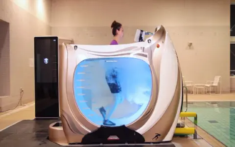 Donna corre su un tapis roulant in acqua, un modo efficace per dimagrire e tonificare il corpo.