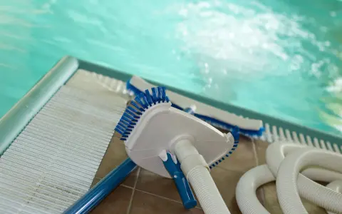 Accessori per piscina: aspiratore, spazzole e tubo. Pronti per capire come pulire una piscina molto sporca e renderla cristallina.