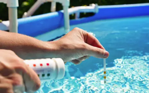 Controllo del cloro libero piscina con strisce reattive. L'acqua è cristallina, pronta per un tuffo rinfrescante.