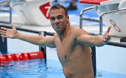 Gregorio Paltrinieri, bagnato e sorridente, celebra la sua vittoria nei 1500 stile libero.