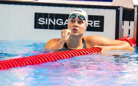 Anastasia Gorbenko, nuotatrice con cuffia e occhialini, esulta in piscina dopo una gara.