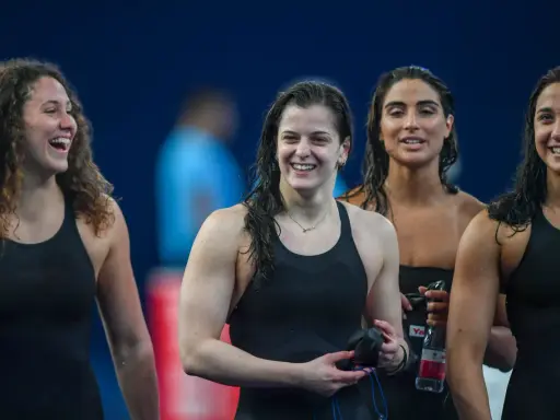 Le nuotatrici sorridono, tra cui Virginia Menicucci, dopo una gara.