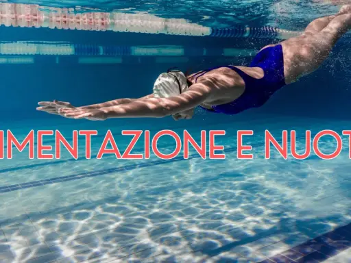 Nuotatrice in azione in piscina. Scopri cosa mangiare prima di andare in piscina per un'ottima performance.