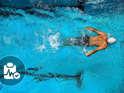 Nuotatore in piscina, con icona di controllo medico. Nonostante i benefici, ci sono anche svantaggi del nuoto da considerare.