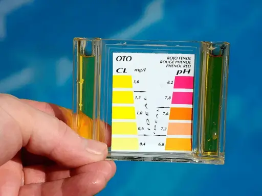 Test kit per misurare cloro e pH, essenziali per l'alcalinità piscina.