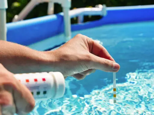 Controllo del livello dell'acqua della piscina con strisce reattive. L'abbassamento del livello dell'acqua è normale in estate.