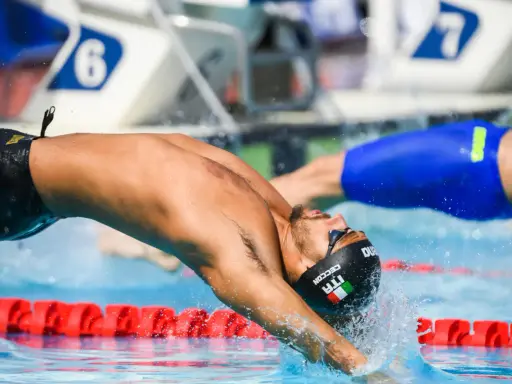 Nuotatore italiano in azione, immersione perfetta in gara. Settecolli nuoto, un tuffo che promette velocità.