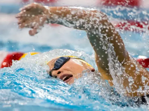 Nuotatore in azione, con la testa fuori dall'acqua per respirare. Un esempio di come allenare il fiato per migliorare le prestazioni in piscina.