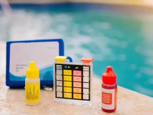 Kit per testare il cloro e il ph della piscina, con boccette di reagenti e strisce colorate.