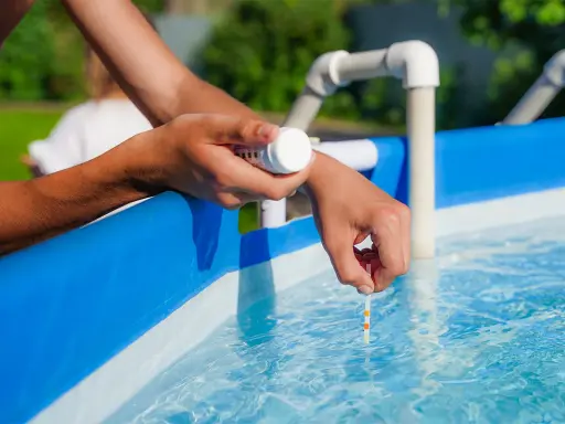 Controllo il livello di cloro nella piscina. Sembra esserci troppo cloro in piscina, la striscia reagisce intensamente.