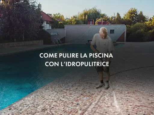 Uomo pulisce con idropulitrice il bordo di una piscina fuori terra.