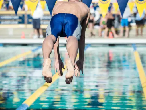 Nuotatore in partenza, dimostrazione dei benefici del nuoto a 50 anni.