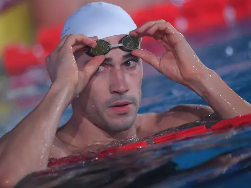 Fabio Scozzoli si sistema gli occhialini prima di una gara, concentrato e pronto a dare il massimo in acqua.