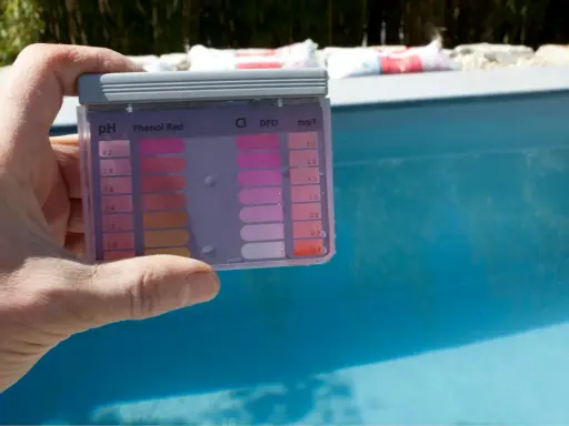 Test kit per piscina mostra pH alto. Per abbassare alcalinità piscina, controlla i valori e agisci.