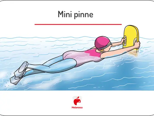 Donna nuota con mini pinne e tavoletta, un modo efficace per dimagrire divertendosi in acqua.