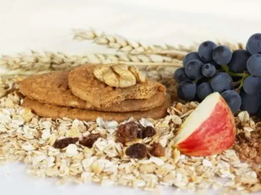 Biscotti integrali, avena, uva e mela: un mix perfetto per capire quanto tempo prima fare colazione prima di allenarsi.
