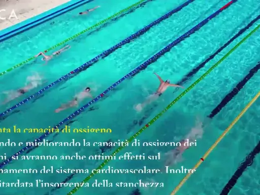 Nuotatori in piscina, allenamento che migliora la capacità polmonare e cardiovascolare, ritardando la stanchezza e contrastando la cellulite.