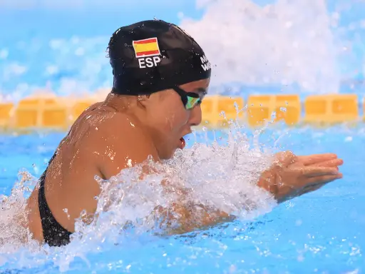 Nuotatrice spagnola in azione, con la cuffia ESP e gli occhialini, mentre esegue una bracciata. Ilaria Cusinato, concentrata, solleva spruzzi d'acqua.