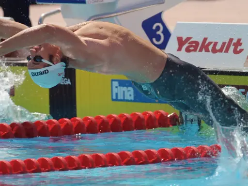 Paul Biedermann in gara, immerso nell'acqua con braccia protese.