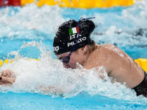 Chiara della Corte, nuotatrice italiana, in azione, con la bandiera tricolore sul costume.