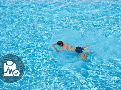 Ragazzo nuota a rana in piscina. Icona medica suggerisce nuoto a rana controindicazioni.