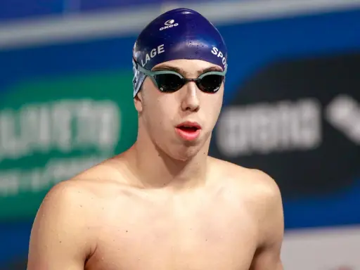 Nuotatore Alessandro Ragaini con cuffia e occhialini, pronto a gareggiare.