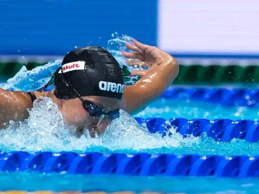 Stefania Pirozzi in azione, nuotando con determinazione. L'acqua schizza mentre si immerge per la prossima bracciata.