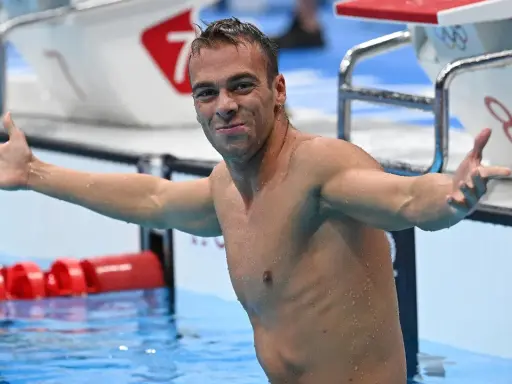 Gregorio Paltrinieri, bagnato e sorridente, celebra la sua vittoria nei 1500 stile libero.