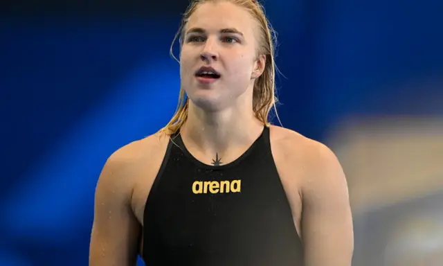 Rūta Meilutytė, nuotolinė plaukikė, su vandens lašeliais ant odos, pasirengusi varžyboms.